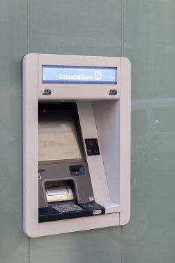 VALENCIA, İspanya - 21 Eylül 2021: Deutsche Bank, Almanya 'nın çok uluslu yatırım bankası ve finans hizmetleri şirketidir.
