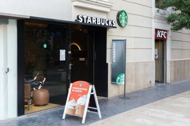 VALENCIA, SPAIN - SEPTEMBER 21, 2021: Starbucks Corporation, Seattle merkezli çok uluslu kahve dükkanları zinciri.