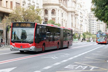 VALENCIA, İspanya - 25 Eylül 2021: EMT Kırmızı Otobüs, Belediye Taşımacılık Şirketi