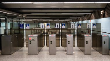 VALENCIA, İspanya - 25 Eylül 2021 Otomatik bilet kontrol engelleri olan metro istasyonu