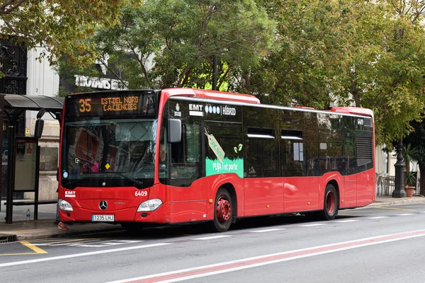 VALENCIA, İspanya - 25 Eylül 2021 EMT 'den kırmızı otobüs, toplu taşıma şirketi