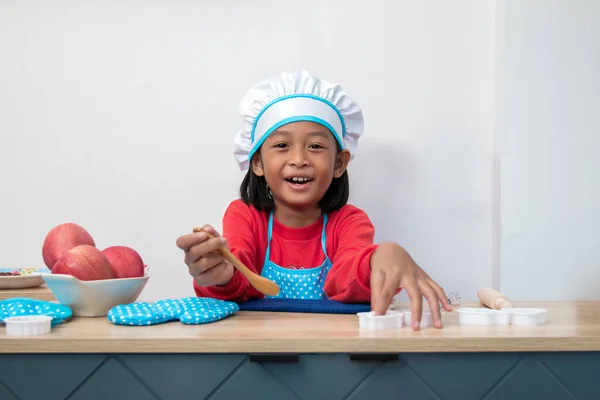 Jolie Fille Uniforme Chef Jouets Cuisine Simulés Dans Comptoir Cuisine — Photo