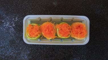 Lezzetli Tayland Tatlısı, altın yumurtalı rulo, renkli, güzel ve iştah açıcı..