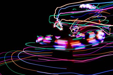 Çok renkli ışık boyası fotoğrafçılık, girdap ve kıvrımlı mavi, yeşil ve kırmızı ışık siyah zemin üzerinde