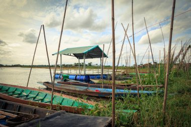 Balıkçının teknesi doğal bir göle demirlemiş..