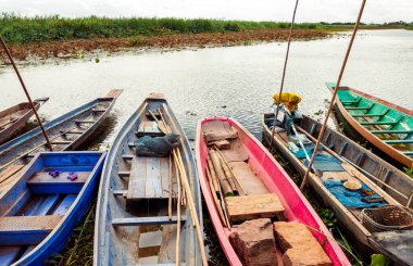 Balıkçının teknesi doğal bir göle demirlemiş..