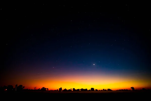 Paysage Nocturne Avec Voie Lactée Jaune Clair Coloré Plein Étoiles — Photo