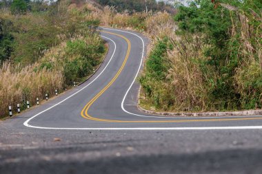 Dağlardaki yollar, seyahatleri temsil eder.