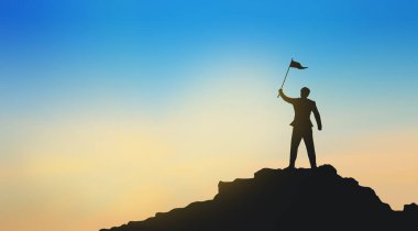 Dağın tepesindeki insan silueti gökyüzü ve güneş ışığı arkaplanı, iş dünyası, başarı, liderlik, başarı ve insanların kavramı