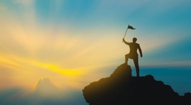 Dağın tepesindeki insan silueti gökyüzü ve güneş ışığı arkaplanı, iş dünyası, başarı, liderlik, başarı ve insanların kavramı