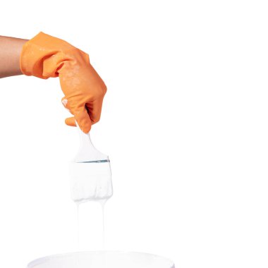 Beyaz arkaplanda beyaz damlalarla boya fırçası