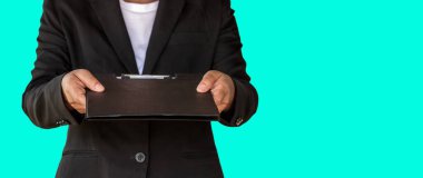 İş kadını, açık yeşil afiş arkaplan üzerinde izole edilmiş belge dosyasını kopyalama alanı olan müşteriye uzattı