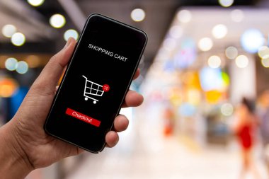 Akıllı telefon satın alma ve bulanık alışveriş merkezinin arka planına uygulamayla dijital olarak ödeme yapan kişi - İnternet çevrimiçi ev alışverişi kavramı