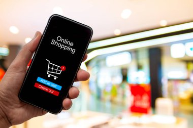 Akıllı telefon satın alma ve bulanık alışveriş merkezinin arka planına uygulamayla dijital olarak ödeme yapan kişi - İnternet çevrimiçi ev alışverişi kavramı