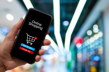 Akıllı telefon satın alma ve bulanık alışveriş merkezinin arka planına uygulamayla dijital olarak ödeme yapan kişi - İnternet çevrimiçi ev alışverişi kavramı