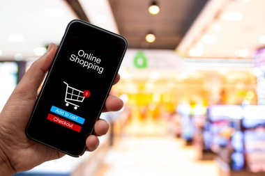 Akıllı telefon satın alma ve bulanık alışveriş merkezinin arka planına uygulamayla dijital olarak ödeme yapan kişi - İnternet çevrimiçi ev alışverişi kavramı