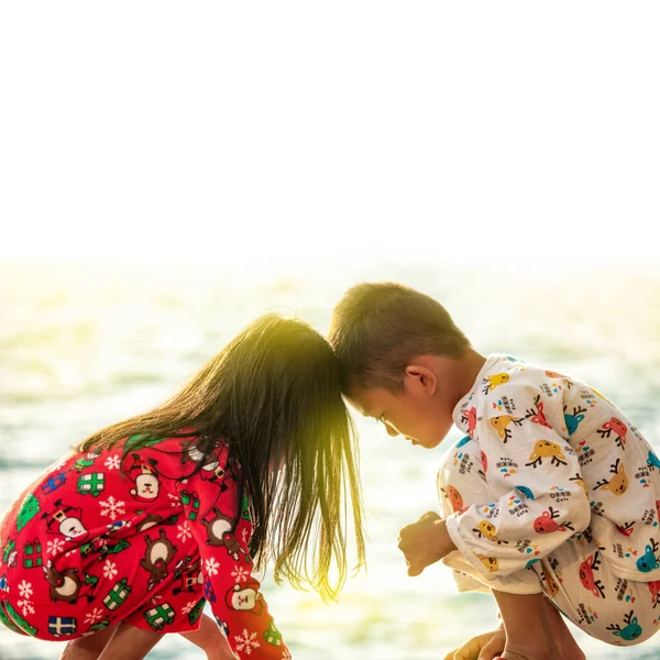 Dos Niños Sentados Junto Mar Sol Mañana — Foto de Stock