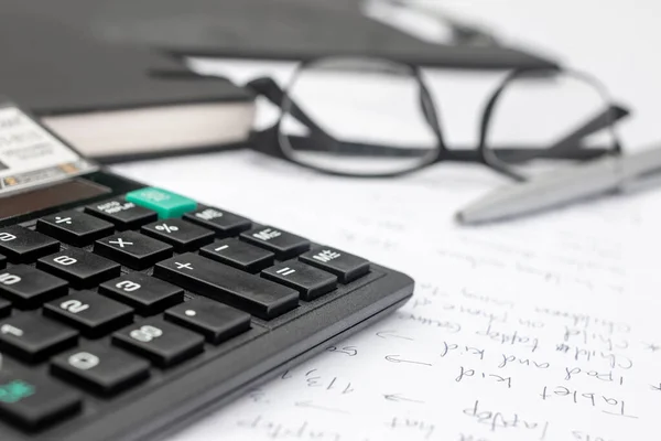 Calcolatrice Documenti Lavorare Sul Tavolo Finanza Risparmio Business Concept — Foto Stock