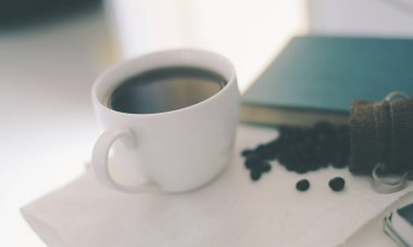 Kahve fincanları masanın üstünde, taze kahvenin çalışma gücü vardır..