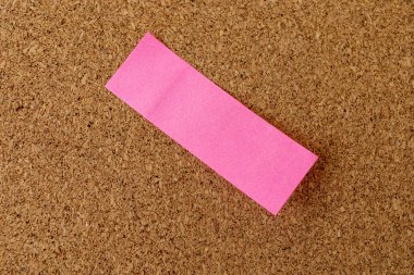 Hatırlatma konsepti, tahta mantar tahtadaki boş not kağıdı.