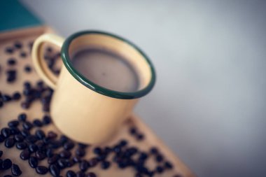 Masanın üzerinde sarı kahve fincanı, ferahlatıcı kahve..