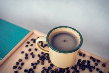 Masanın üzerinde sarı kahve fincanı, ferahlatıcı kahve..