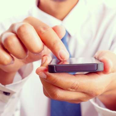 Akıllı telefon kullanan adam.
