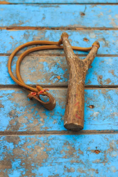 Slingshot en madera azul vieja — Foto de Stock