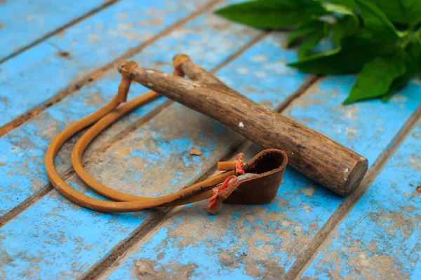 Slingshot em madeira azul velha — Fotografia de Stock