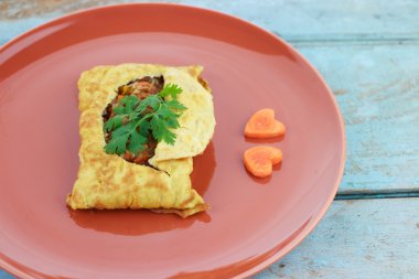 doldurulmuş omlet, omlet sebze salatası ve kalp şeklindeki c