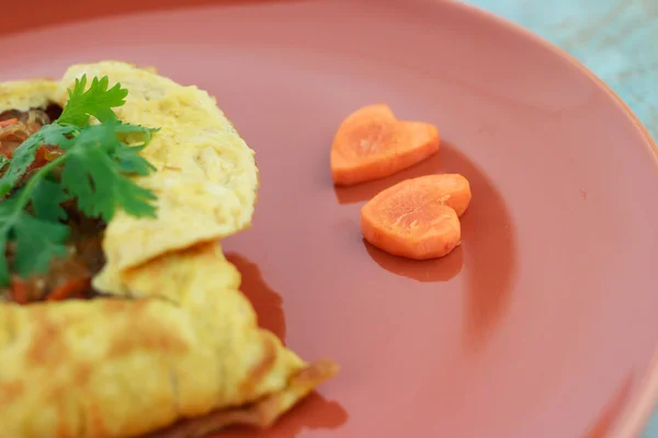 Omelette farcie, omelette avec salade de légumes et c en forme de c — Photo