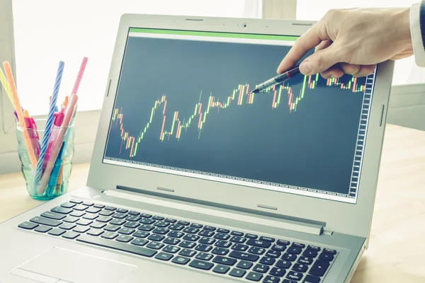 Geschäftsmann Punkt und analysieren Forex oder Aktiendiagramm mit Stift in — Stockfoto