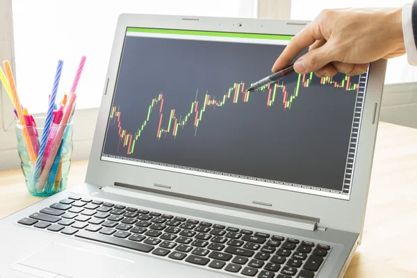 Zakenman punt en analyseren Forex grafiek of voorraad grafiek door gebruik — Stockfoto