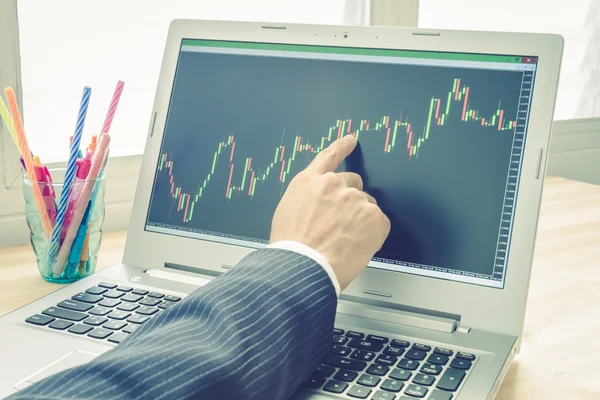 Geschäftsmann Punkt und analysieren Forex-Graph oder Aktiengraph von rechts — Stockfoto