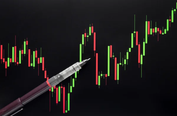 Voorraad of Forex grafiek en Pen op zwart scherm of Candlestick grafiek — Stockfoto