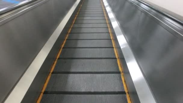 Горизонтальный эскалатор или лифт в аэропорту с прямым видом — стоковое видео