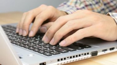 İşadamı Vintage veya Hipster veya el Laptop yakından yazarak ekose gömlek stili