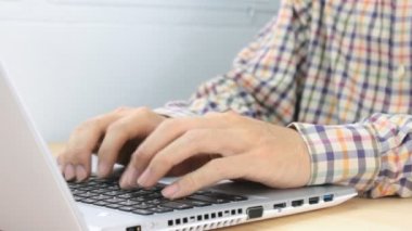 Vintage veya Hipster veya ekose gömlek stili yazarak Laptop ya da defter işadamı