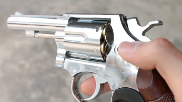 Girare la pistola o pistola o revolver da dito e mano — Video Stock