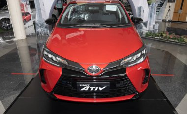 Phayao, Tayland - 13 Şubat 2020: Toyota Araba galerisi Showroom 'da En İyi Kırmızı Toyota Yaris Ativ 2020