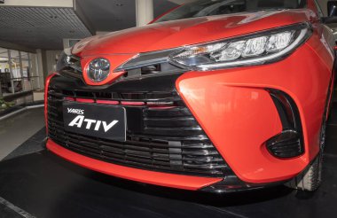 Phayao, Tayland - 13 Şubat 2020: Zoom Front Red Toyota Yaris Ativ 2020, Toyota Araba galerisi Showroom