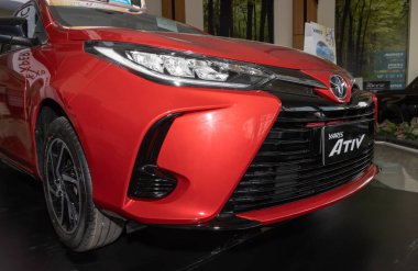 Phayao, Tayland - 13 Şubat 2020: Zoom Front Right Red Toyota Yaris Ativ 2020, Toyota Araba galerisi Showroom