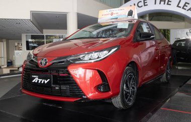 Phayao, Tayland - 13 Şubat 2020: Ön sol Toyota Yaris Ativ 2020, Toyota Araba galerisi Showroom