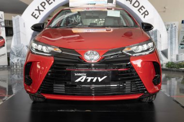 Phayao, Tayland - 13 Şubat 2020: Toyota Araba galerisi Showroom 'da Ön Kırmızı Toyota Yaris Ativ 2020