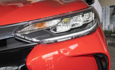 Phayao, Tayland - 13 Şubat 2020: Toyota Araba galerisi Showroom 'da Kızıl Toyota Yaris Ativ 2020' nin far ışığı