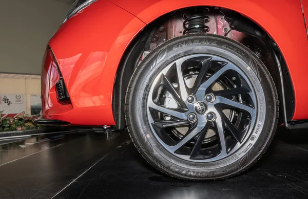 Phayao, Tayland - 13 Şubat 2020: Toyota Araba galerisi Showroom 'da Kırmızı Toyota Yaris Ativ 2020' nin sol ön tekerleği