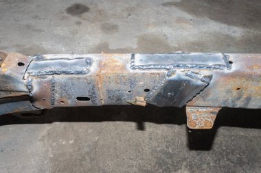 Geniş Açı Görüş 'teki Araba Tamir Dükkanı' nda Elektro Yay Kaynağı 'ndan Araba Chassis Onarılıyor