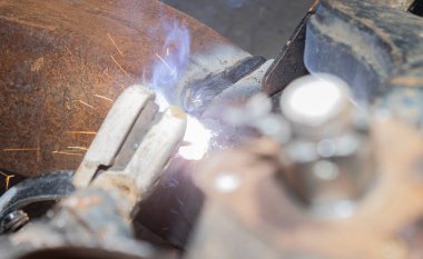 Kaynakçı Kaynak Dibi Araba Chassis Yazan Elektrikli Kaynak Meşalesi Üst Görünümde