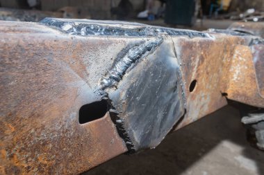 Zoom View 'daki Araba Tamirhanesinde Elektro Yay Kaynağı ile Araba Tamiri