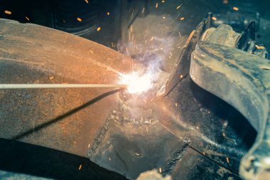 Kaynakçı Kaynak Dibi Araba Chassis Yazan Elektrikli Kaynak Meşalesi Zoom Görünümünde Vintage Ton